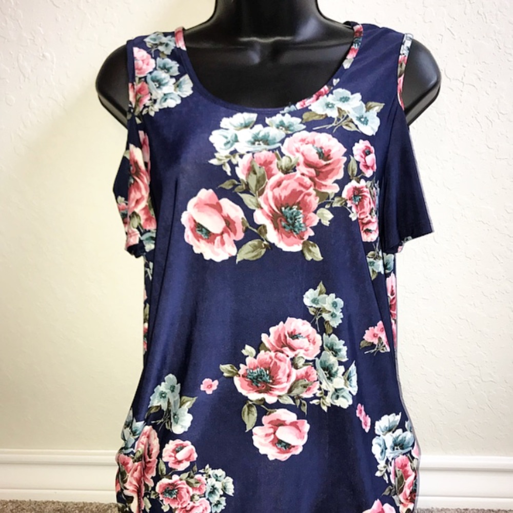2 for $10‼️ Navy blue floral top